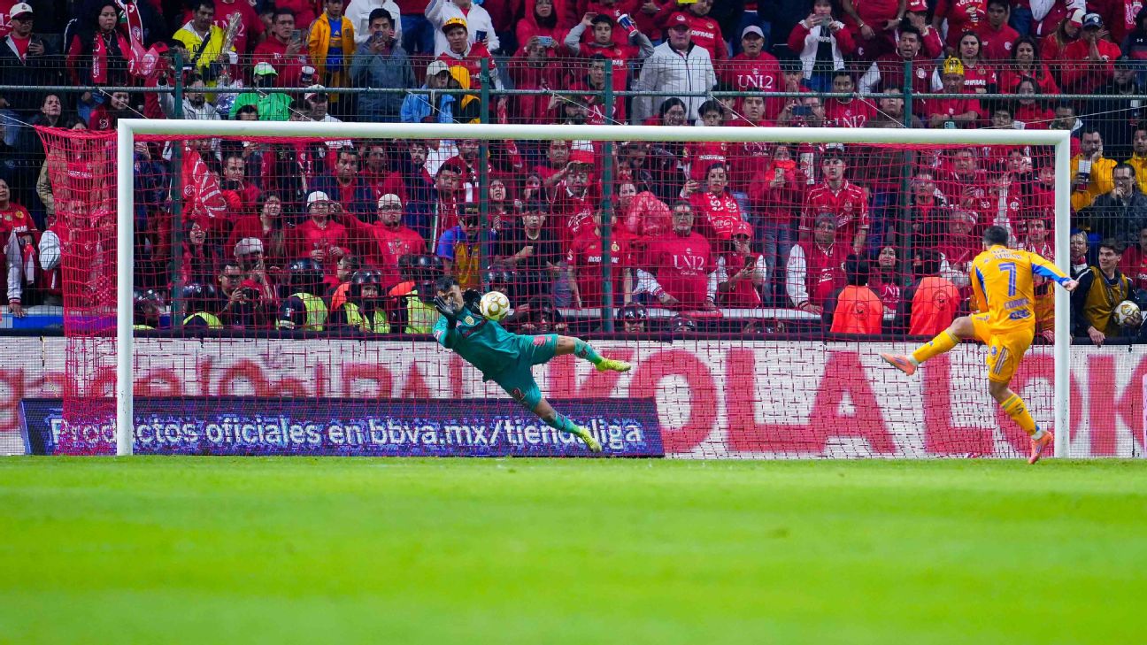 Luis García levanta los brazos después de una atajada decisiva en la final de la Concachampions.jpg